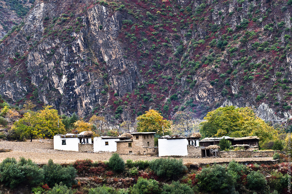 тибетская деревня на берегу Салуина
