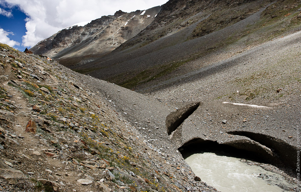 Тропа по каменной осыпи и снежный мост по пути к перевалу Шинго-Ла