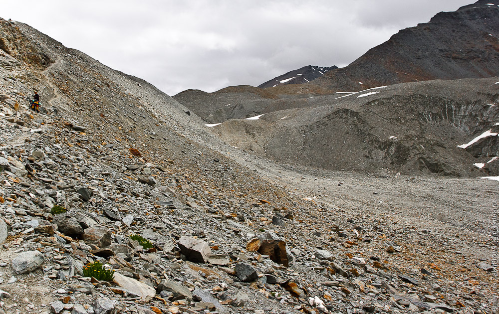 Тропа по каменной осыпи по пути к перевалу Шинго-Ла