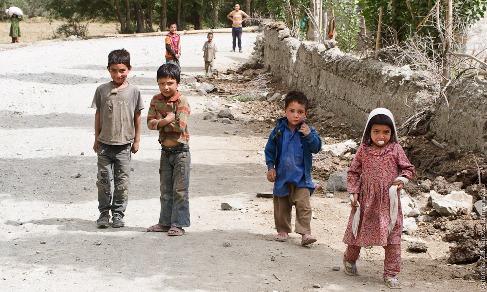 Дети всей гурьбой играют на той же самой дороге, по которой везут основной поток грузов в Занскар