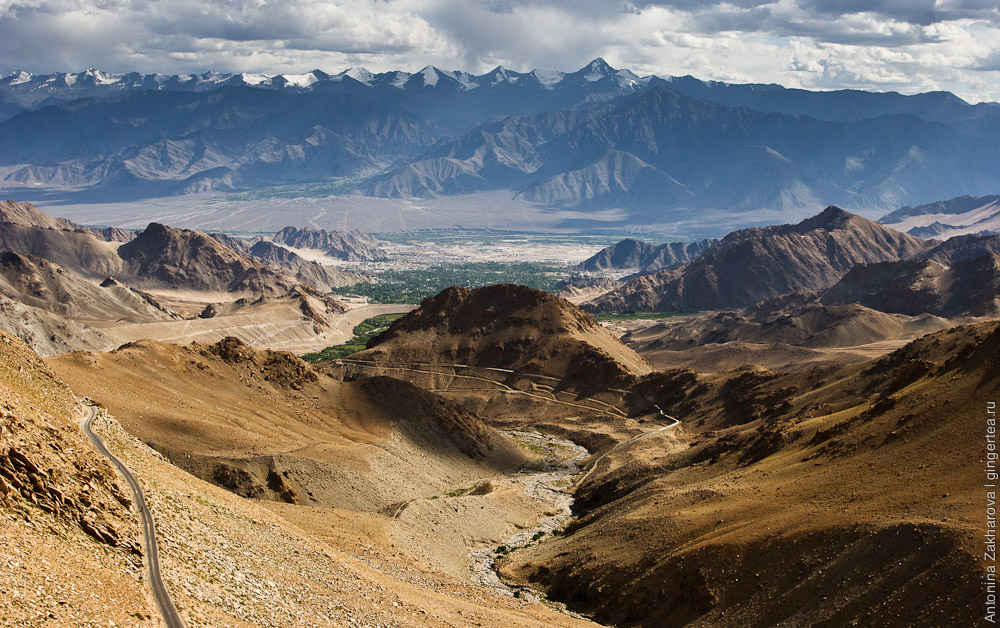 Вид на Лех и Гималаи во время подъема на хребет Ладакх