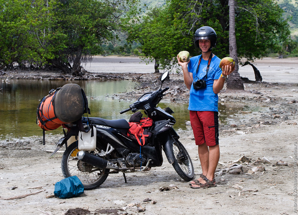 Паша, кокосы и мотоцикл, Pavel Borisov, two coconuts and a motorbike