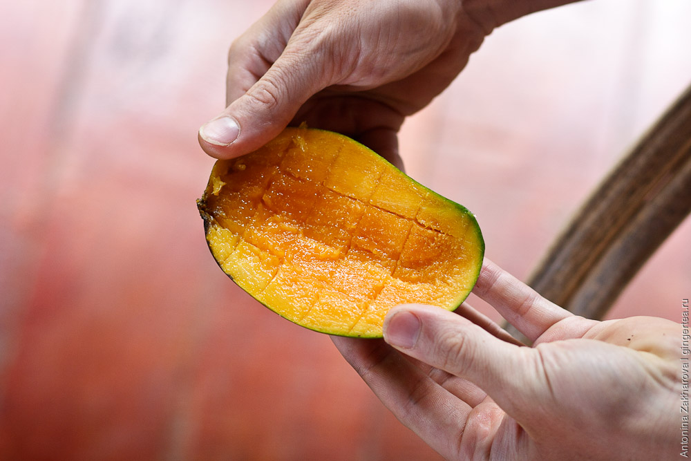 Как порезать манго оптимальным способом.