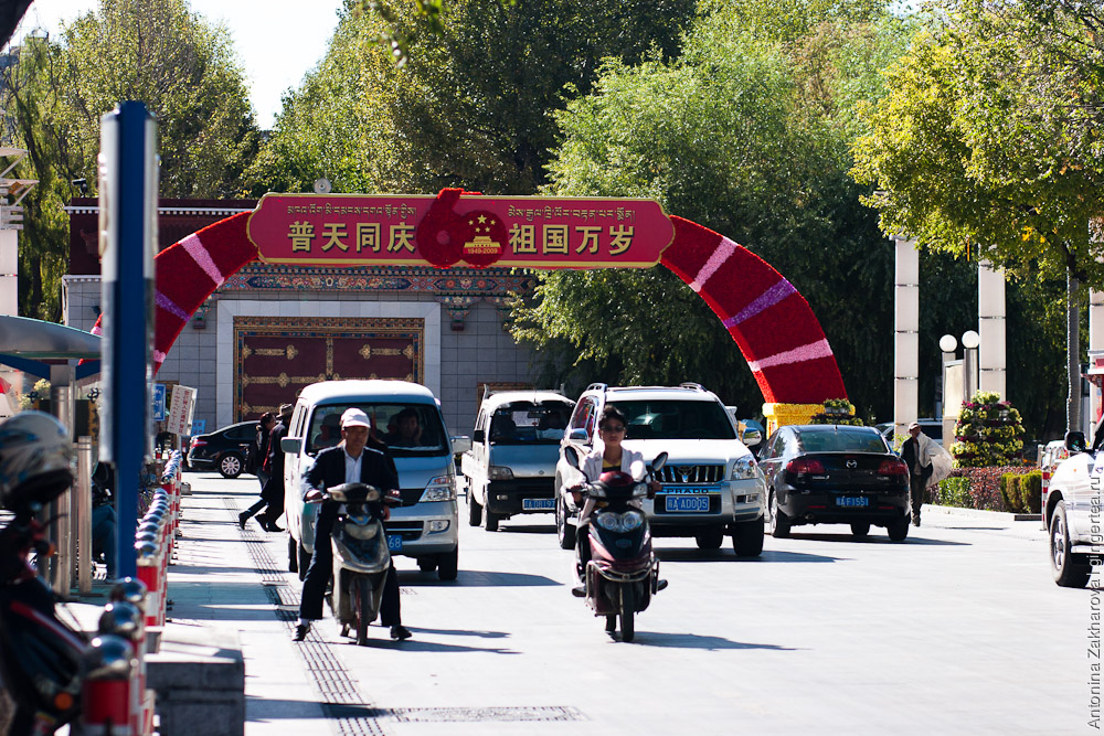 Китайский военный парад в Лхасе перед Поталой