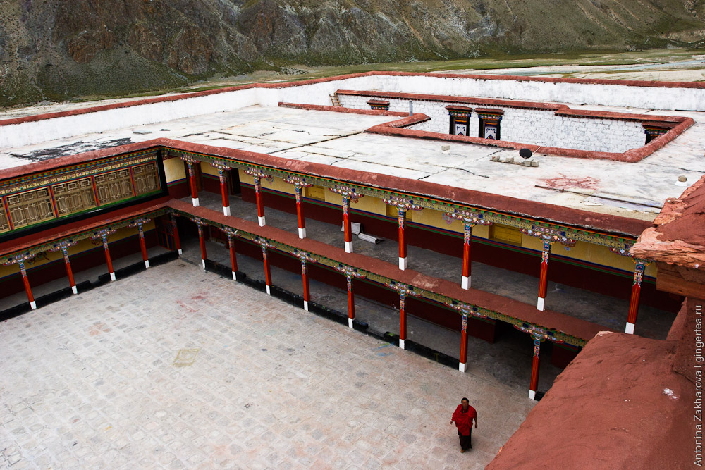 внутренний двор монастыря Янгпачен
