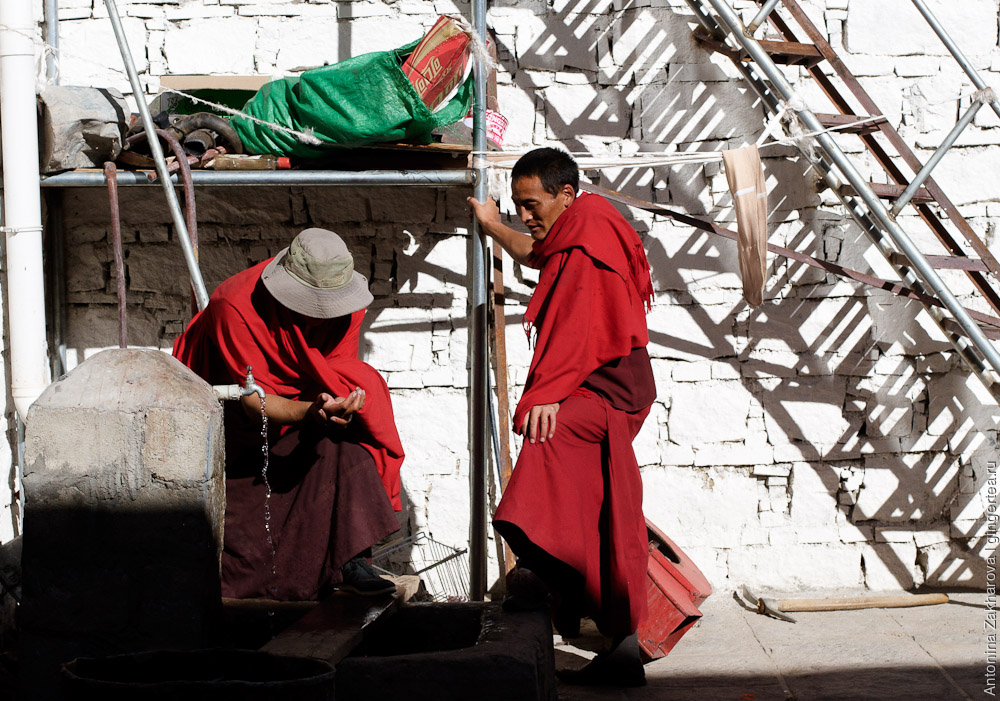 тибетские монахи в монастыре Янгпачен