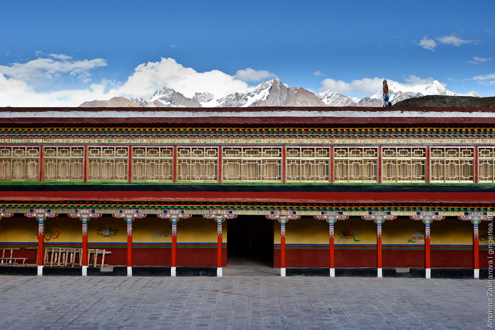 внутренний двор монастыря Янгпачен