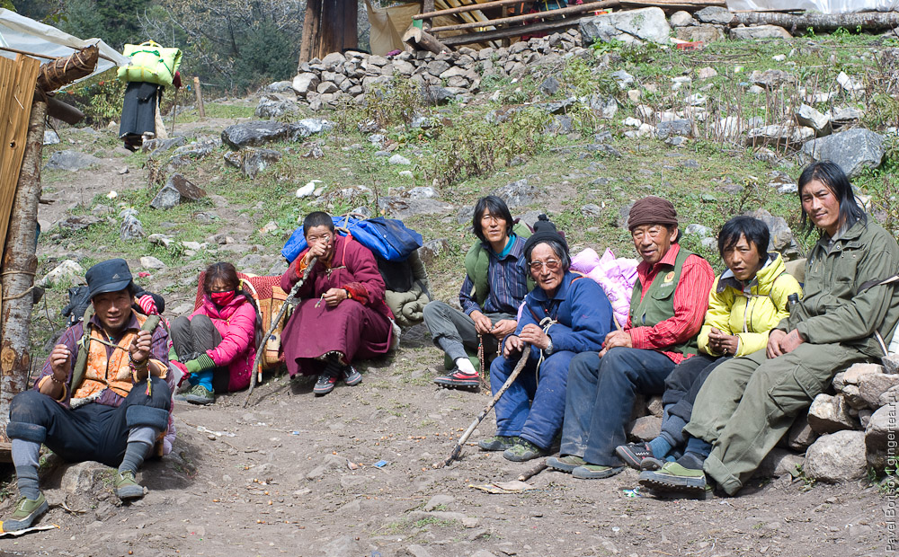 тибетцы паломники вокруг Кавакарпо