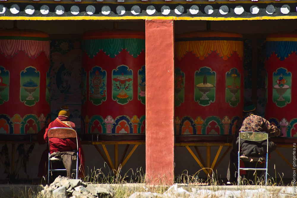 молитвенные колеса и тибетцы