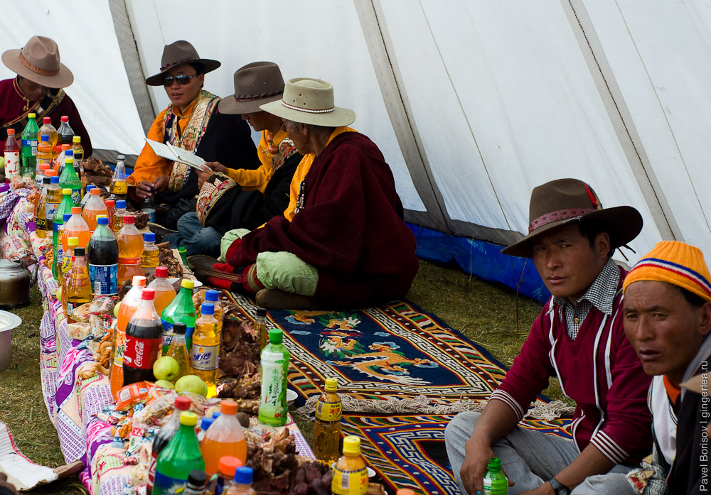праздничный стол в тибетской палатке