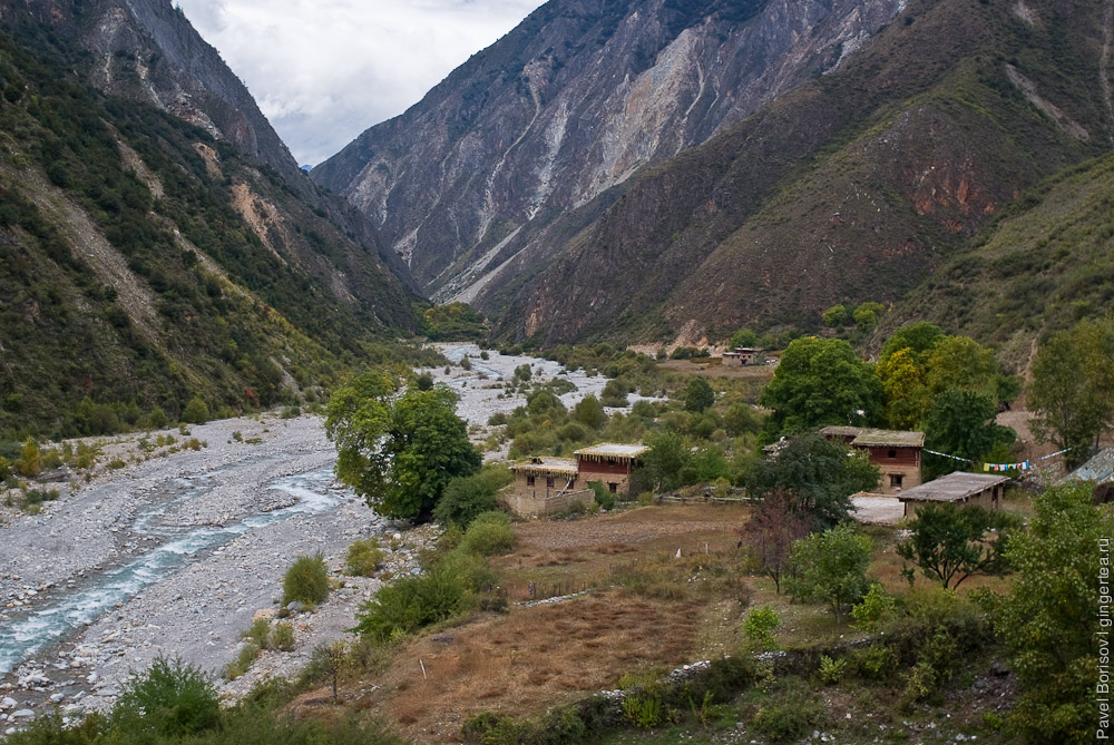 тибетская деревня у города Батанг, Сычуань