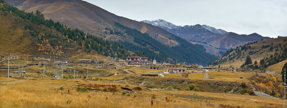 тибетская деревня и монастырь в долине притока реки Сицюй