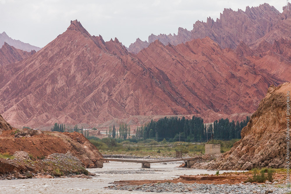 красные горы Кичик-Кызылтаг в Китае