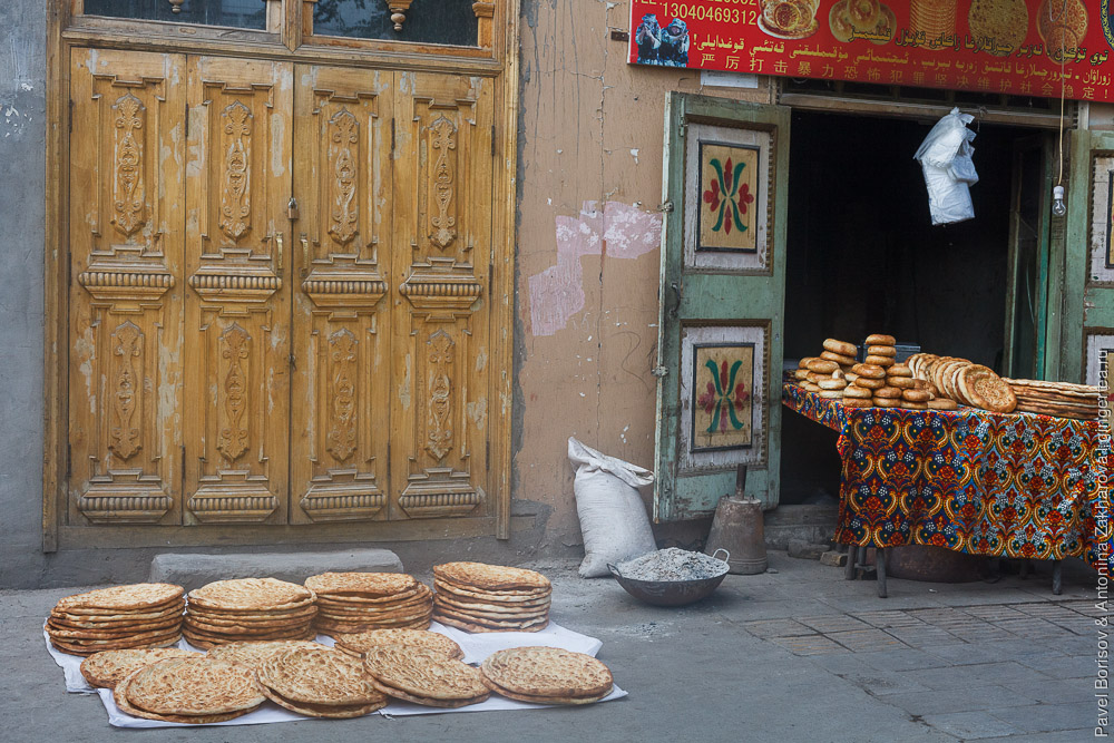 уйгурские лепешки в городе Куча на Шелковом пути, Синьцзян-Уйгурский автономный район