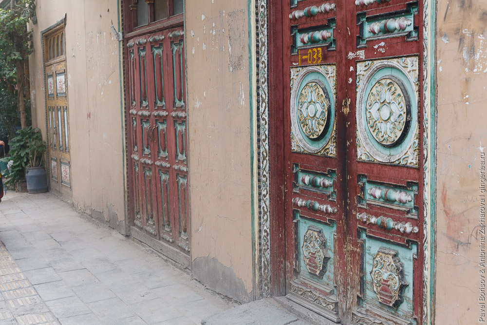 двери в городе Куча на Шелковом пути, Синьцзян-Уйгурский автономный район