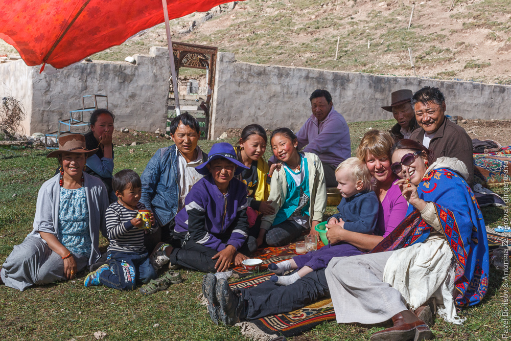 пикник с тибетцами в городе Цзадо в Цинхае, Китай