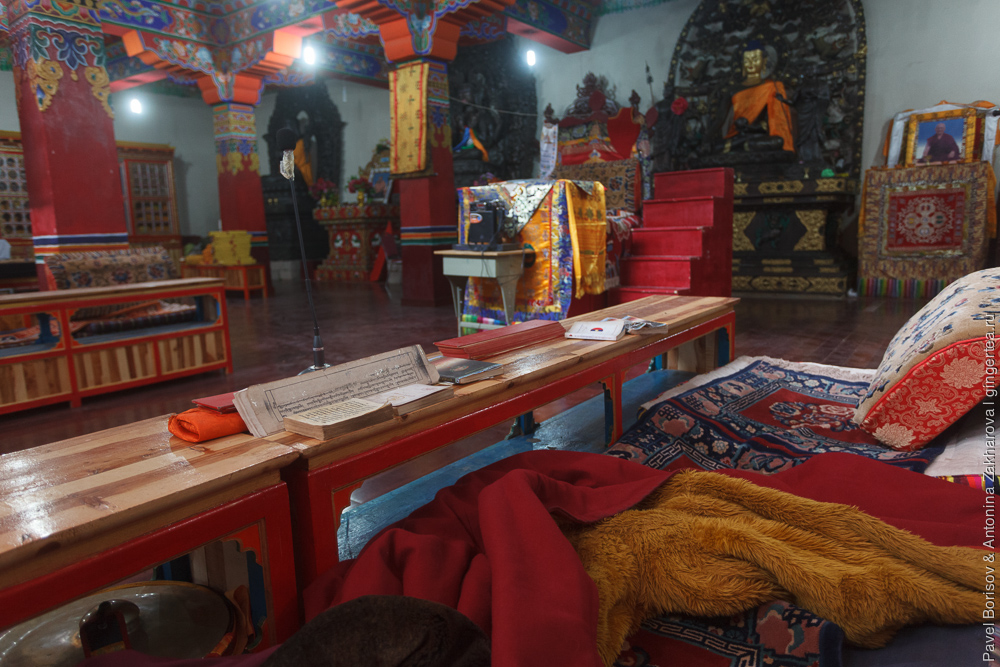 лампады в тибетском храме