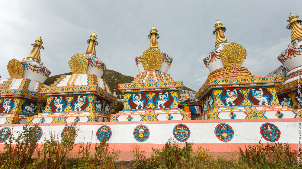 тибетские ступы в городе Дасубэньсы в Цинхае