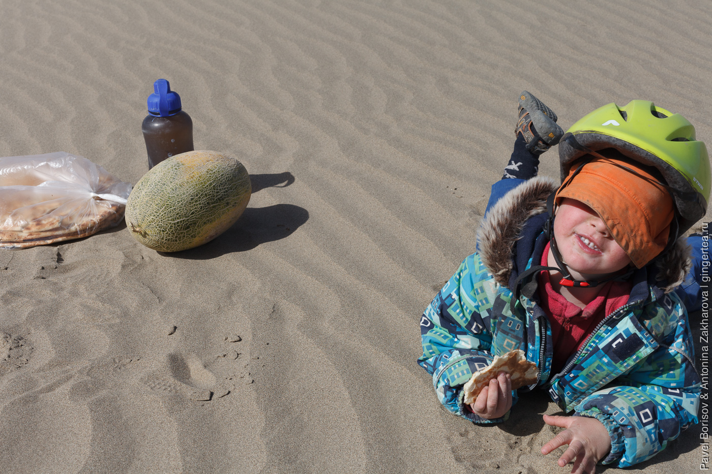 ребенок 3 года в походе по пустыне Такла-Макан в Китае