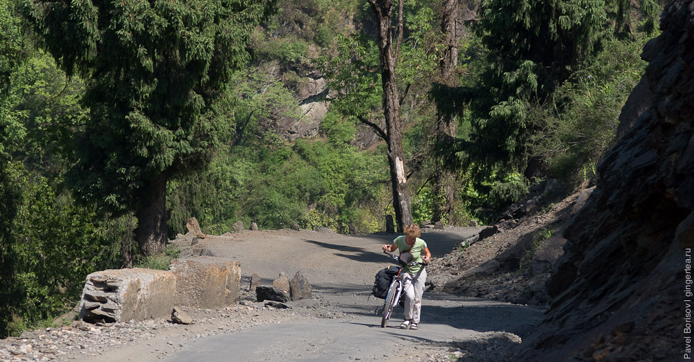 На крутых подъемах выше городка Банджар велосипед приходится катить, rolling a bike on a steep places above Banjar