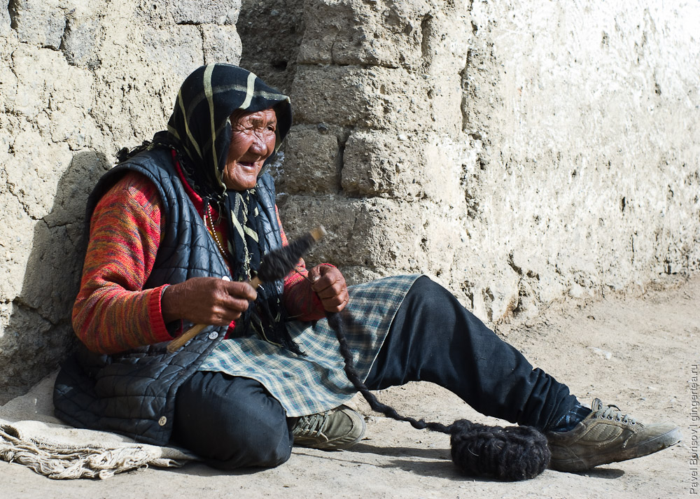 тибетская бабушка прядет шерстяную нить в деревне Чичам в Спити, hand-spinning in Chicham village