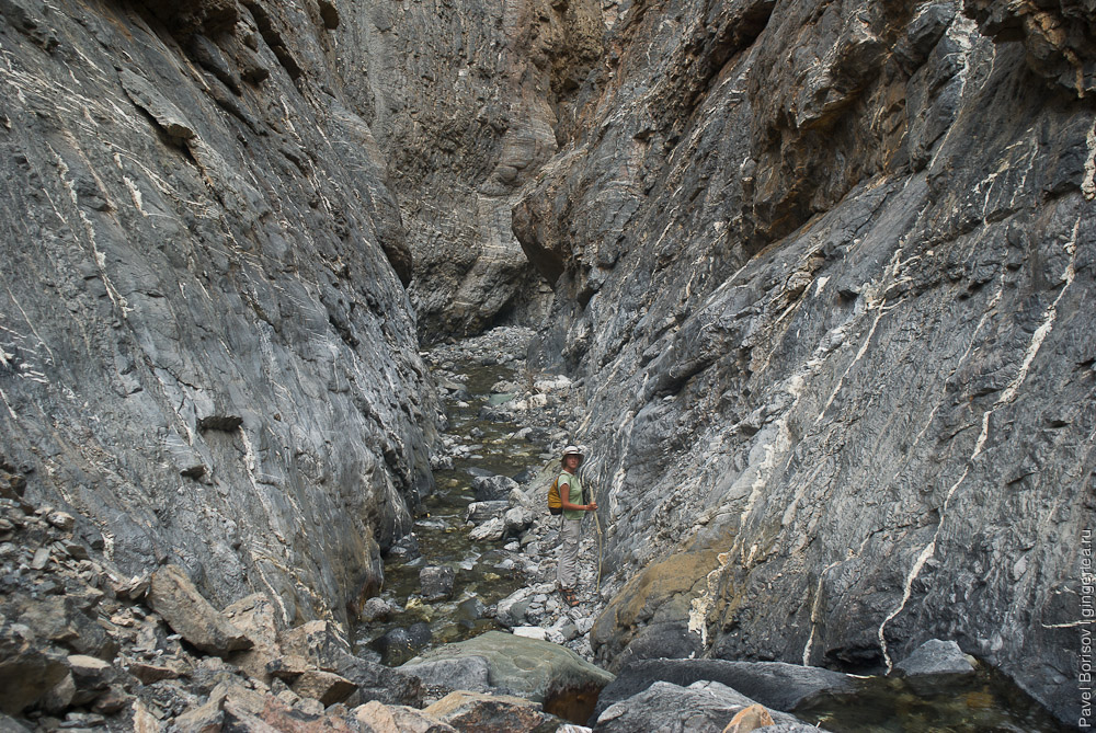 Узкий каньон притока реки Занскар в районе ее порогов, Индия