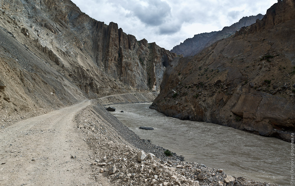 Последний километр строящейся дороги перед порогами реки Занскар, Индия