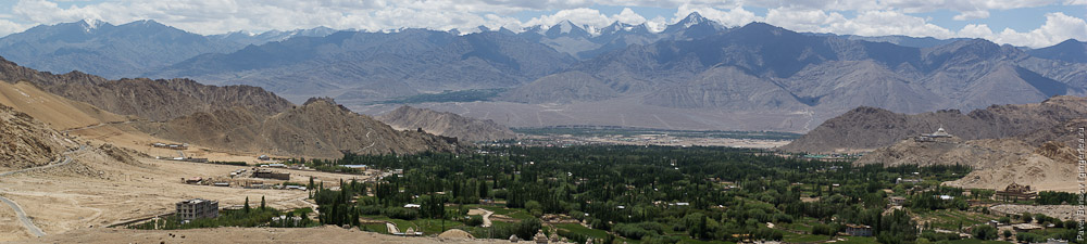 панорама Леха с подъема на перевал Кардунг-Ла в хребте Ладакх