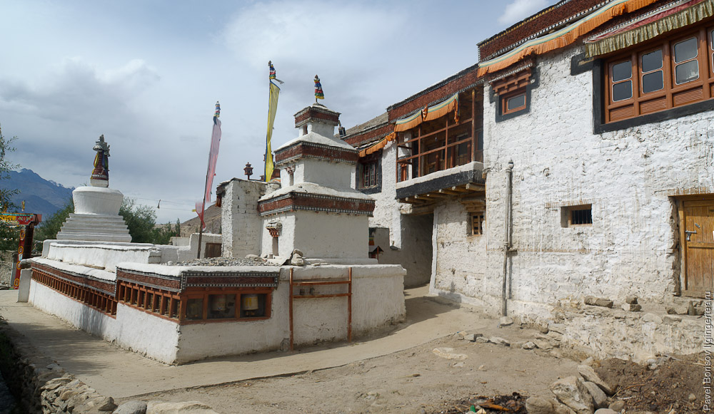 буддийский монастырь в долине Нубры в Ладакхе