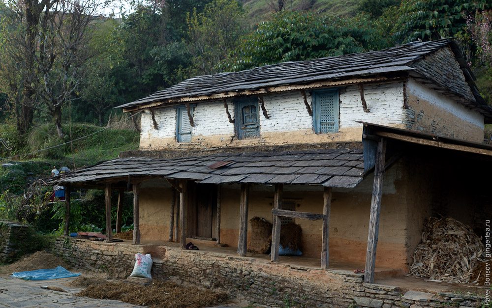 дом народа гурунг сверху побелен, снизу обмазан коричневой глиной