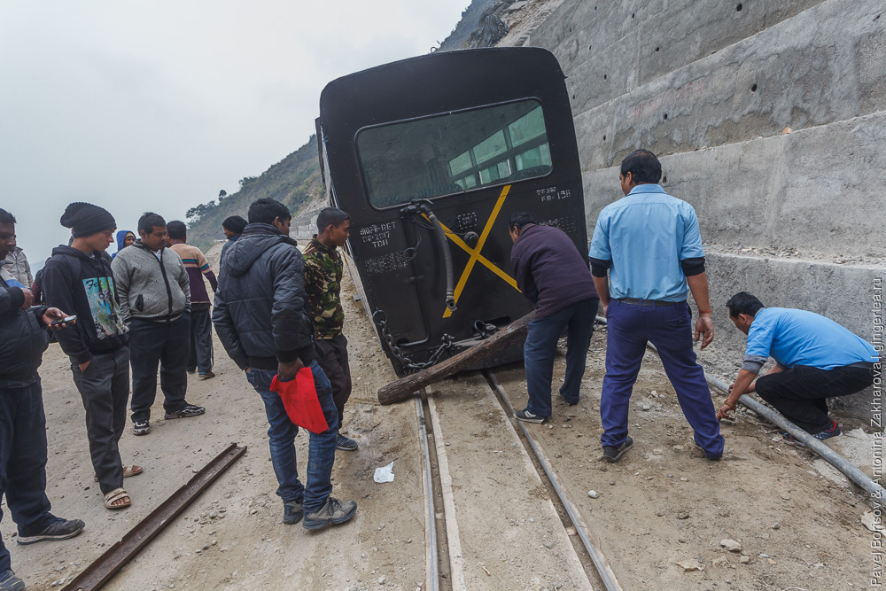 как вручную вернуть на рельсы сошедший вагон Дарджилингская Гималайская железная дорога