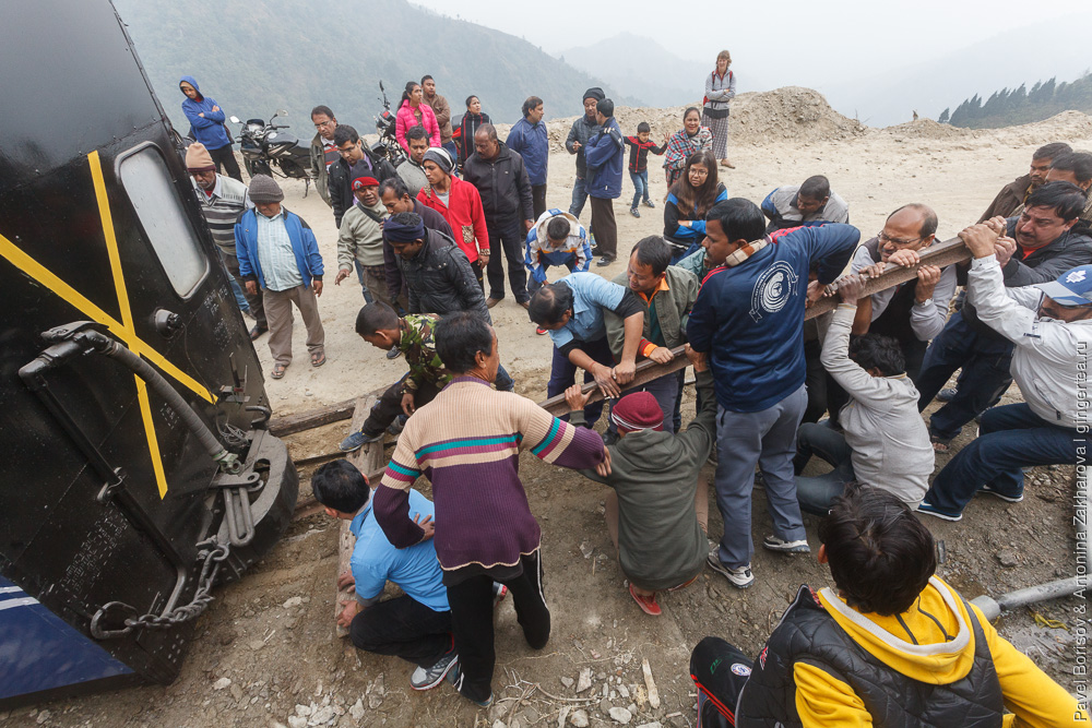 как вручную вернуть на рельсы сошедший вагон Дарджилингская Гималайская железная дорога