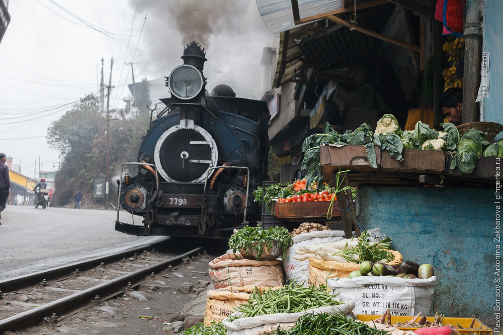 Паровоз DHR class B едет по узкой улочке Гхум Дарджилингская Гималайская железная дорога