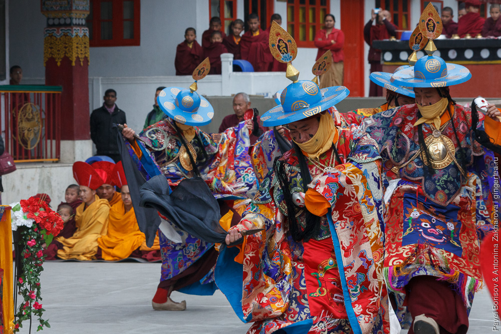 танец лам в монастыре Друк Санганг Чолинг