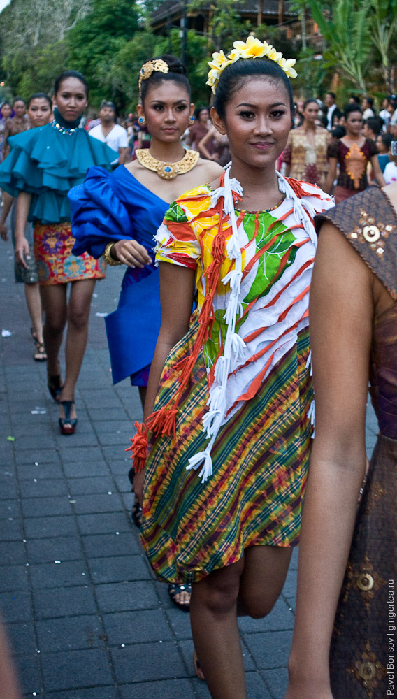 Балийские девушки   показ мод в Убуде
