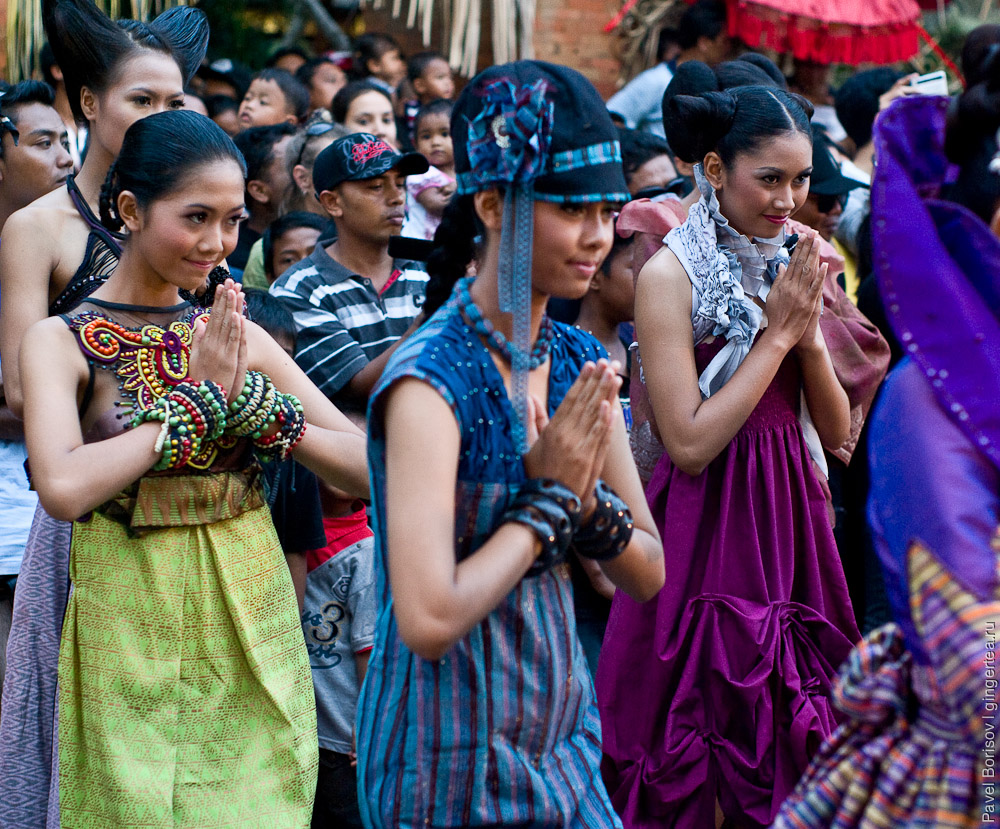 Балийские девушки   показ мод в Убуде