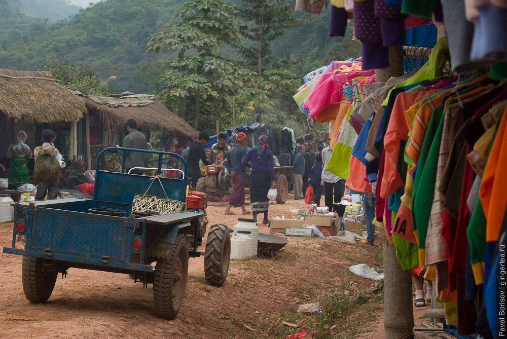 Передвижной базар в лаосской деревушке