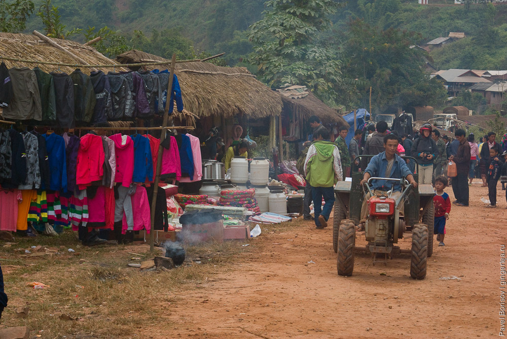 Передвижной базар в лаосской деревушке