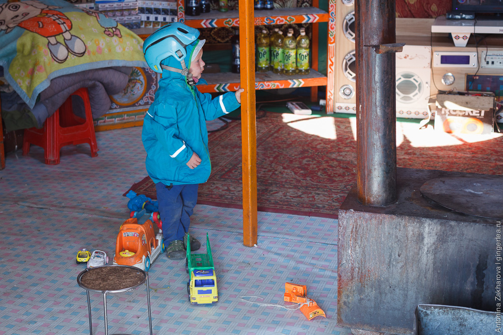 ребенок в походе по Монголии