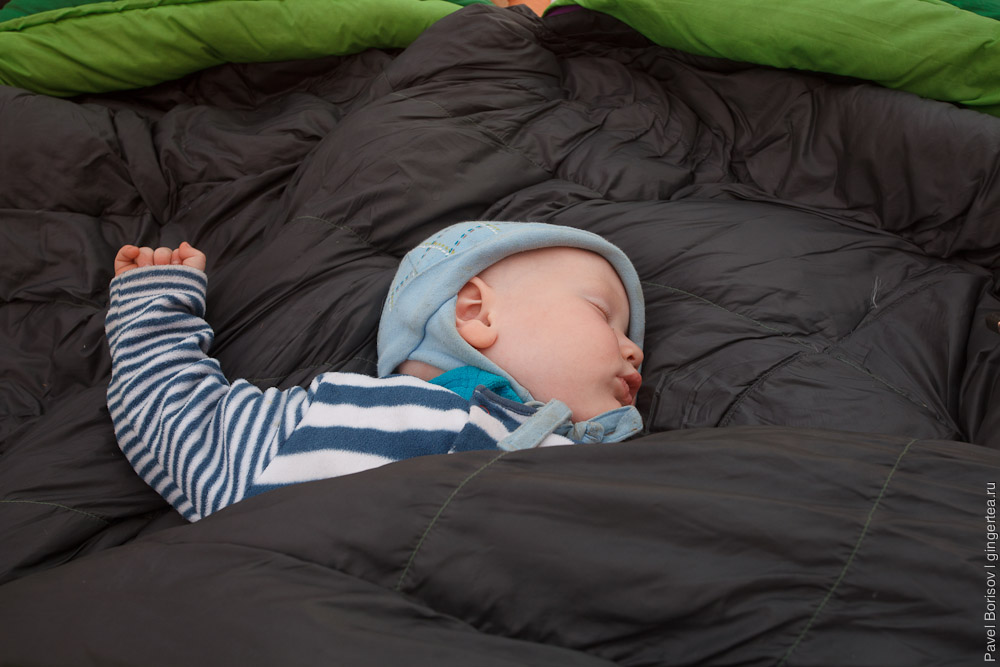 годовалый ребенок спит в палатке