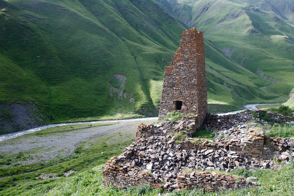 башня в ущелье Закка, Северная Осетия