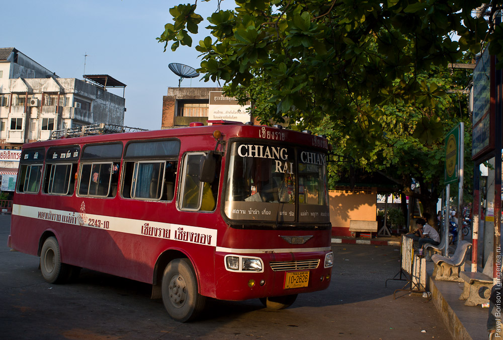 красный автобус из Чианграя в Чиангконг
