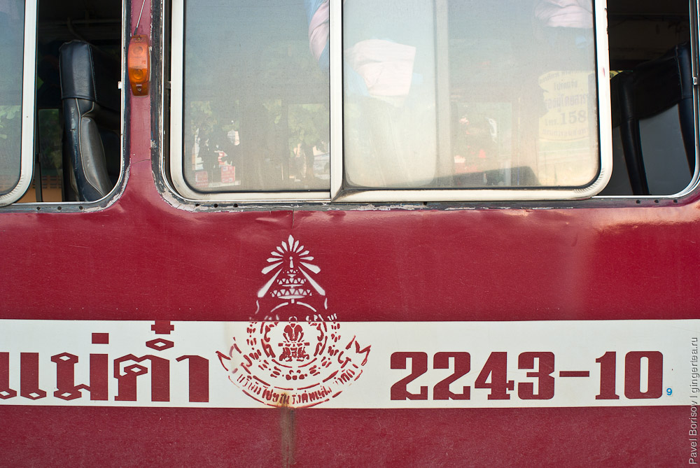 эмблема в виде будды на автобусе в Таиланде