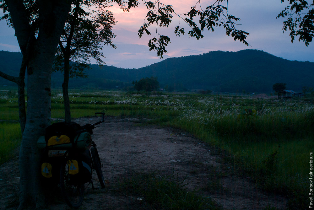 велосипед с велорюкзаком у рисового поля Таиланд
