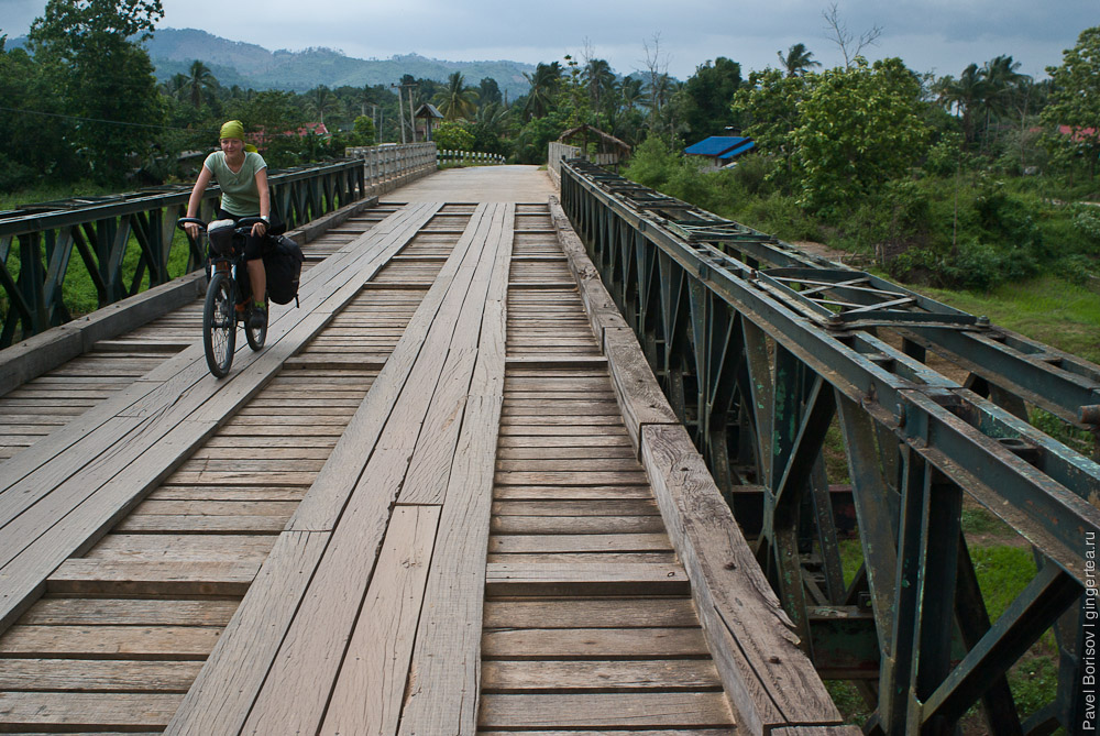 Антонина Захарова на мосту в Лаосе, в велосипедном походе