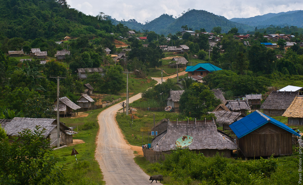Средних размеров лаосская деревня