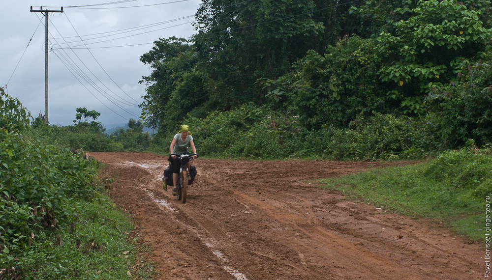 грязная глинистая дорога в Лаосе