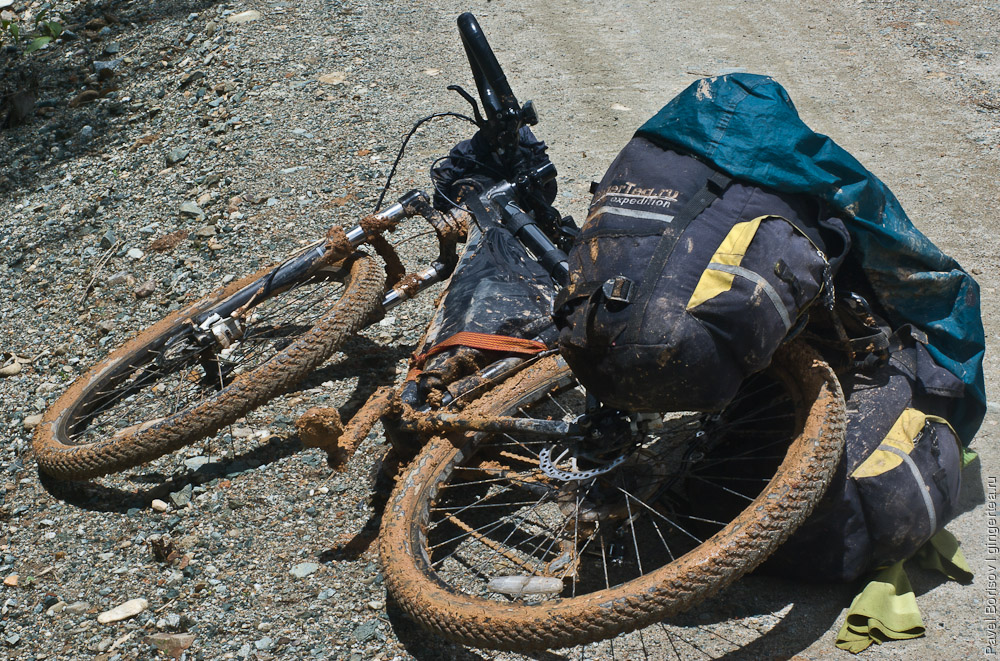 горный велосипед gingertea.ru, лежащий на грязной дороге
